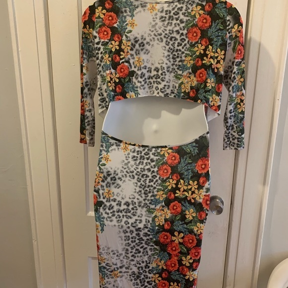 ⭐️⭐️ 2/$35 Floral Print Back Cut Out Dress - Picture 3 of 6